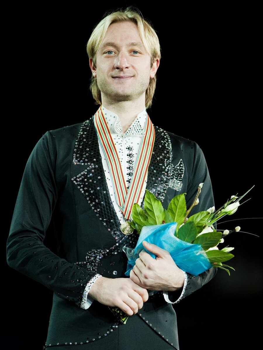   Евгений Плющенко — знаменитый фигурист и олимпийский чемпион.