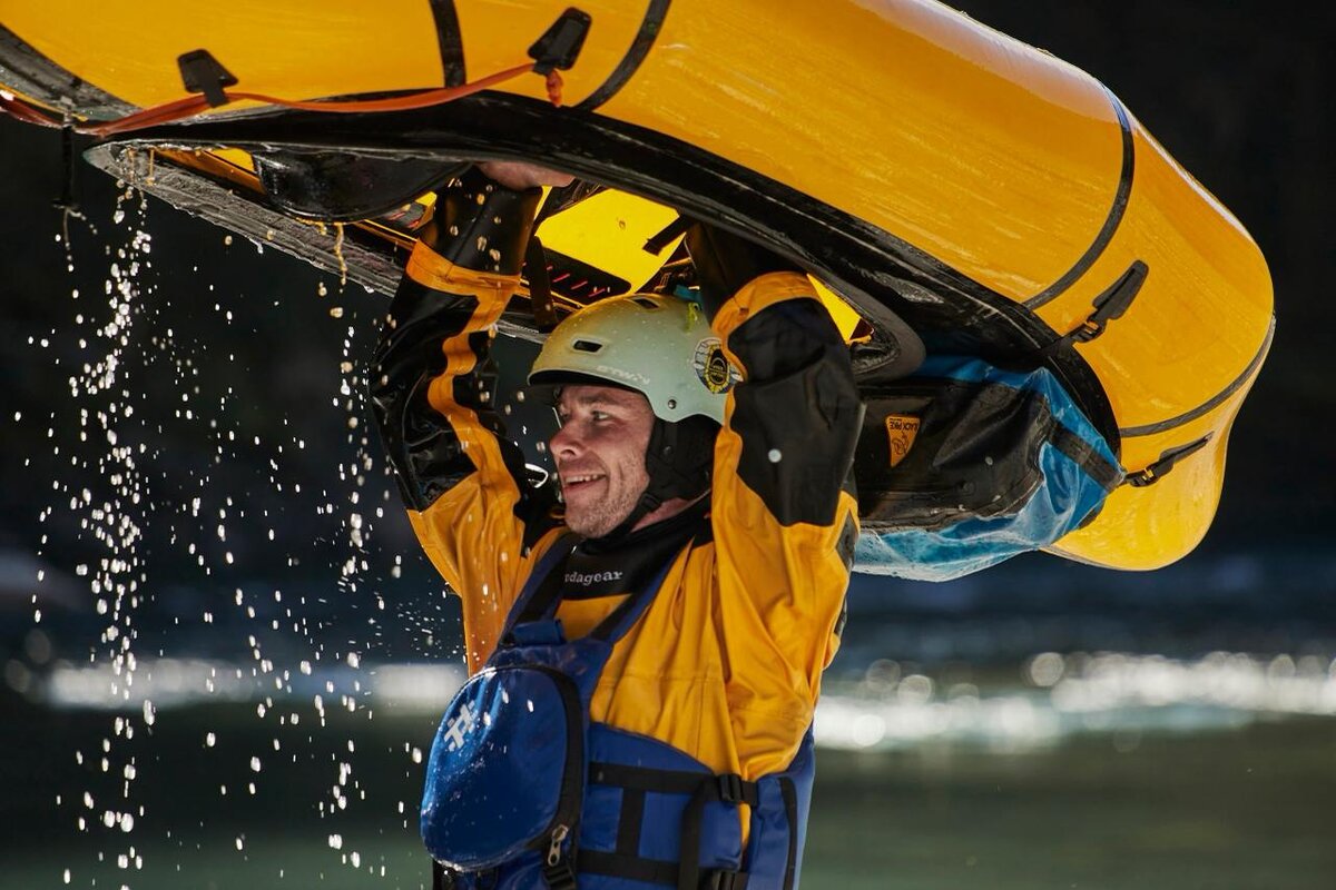 Возможность сдуть лёгкий пакрафт и убрать его в рюкзак полюбилась туристам: часть пешего маршрута можно проходить по воде. Фото: Анна Сумкина