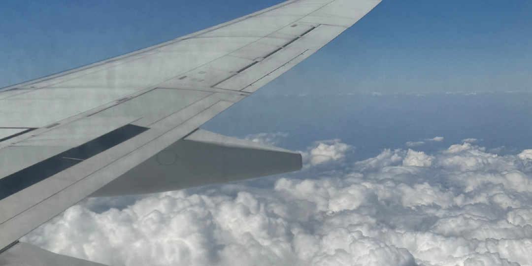 ✈️ Маленький путешественник на борту: что делать, если закладывает уши
