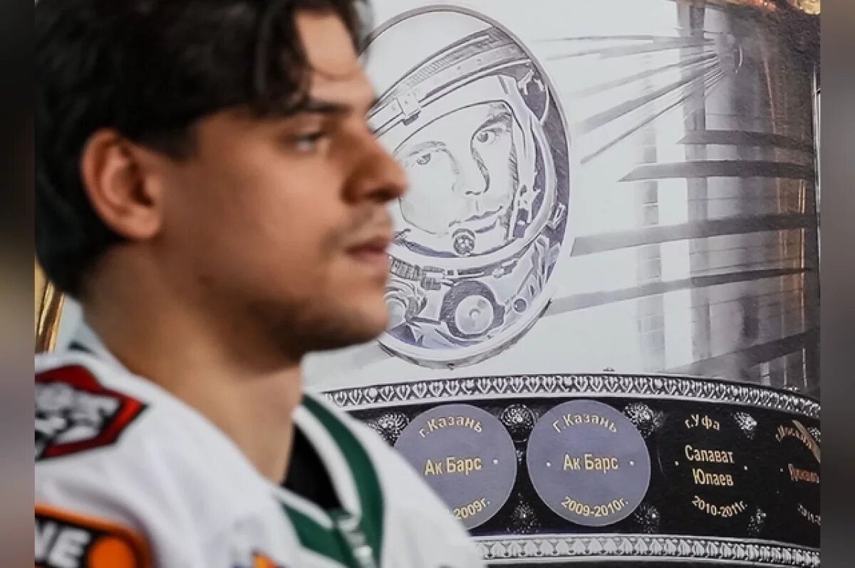    2,5 тысячи фанатов пришли на открытую тренировку казанцев, несли плакаты «Я школу прогулял ради «Ак Барса» и просили у Галимова забросить шайбу.