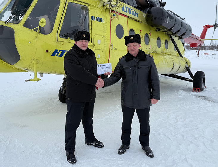 Артём Мальцев, командир Ми-8 авиаэскадрильи № 2 летного отряда № 6 и Евгений Шулепов, командир летного отряда № 6