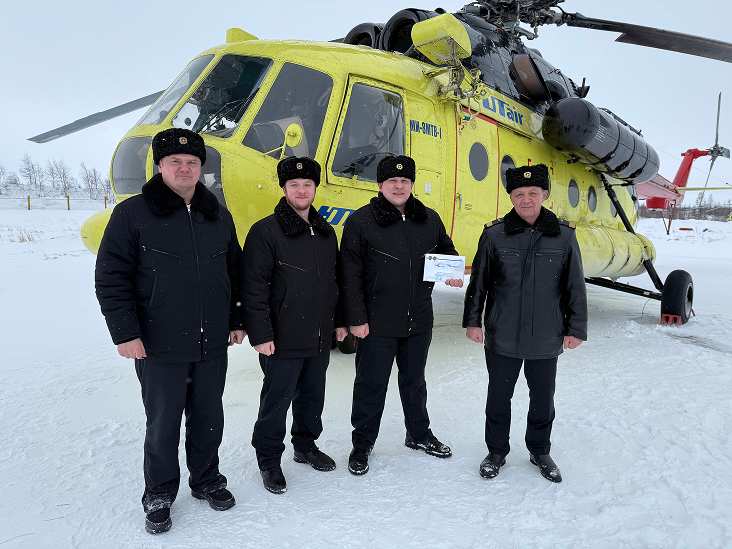 На фото слева направо: Андрей Макаров, бортмеханик-инструктор Ми-8 авиаэскадрильи № 2 летного отряда № 6
Александр Фаменков, второй пилот Ми-8 авиаэскадрильи № 2 летного отряда № 6
Артём Мальцев, командир Ми-8 авиаэскадрильи № 2 летного отряда № 6
Евгений Шулепов, командир летного отряда № 6