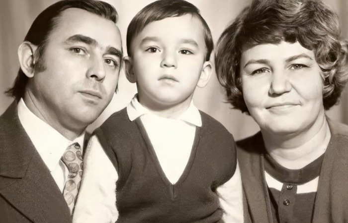 Кирилл Андреев в детстве с родителями.