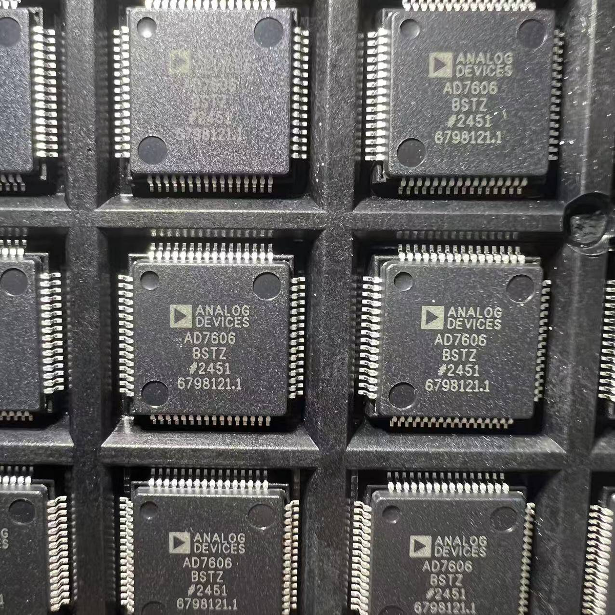 ANALOG DEVICES Series AD7606BSTZ.