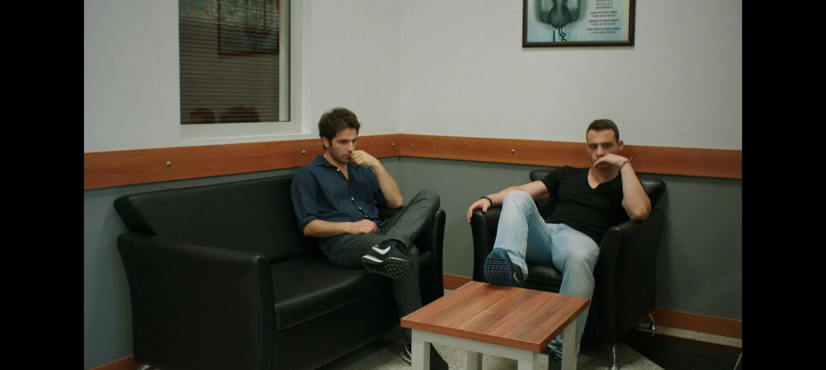 Кадр из сериала "В ожидании солнца".