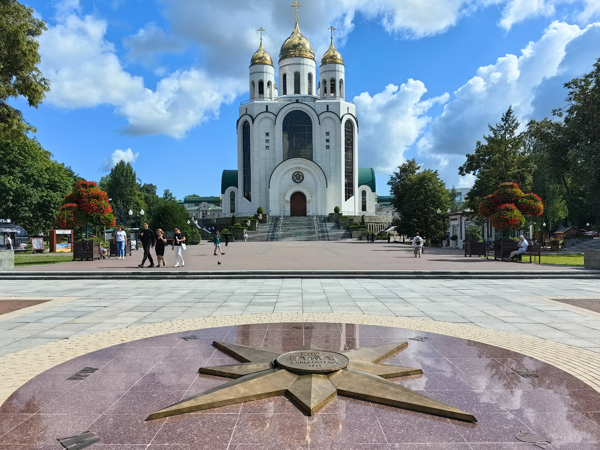 Наш маршрут проходит мимо Площади Победы и Кафедрального собора Христа Спасителя