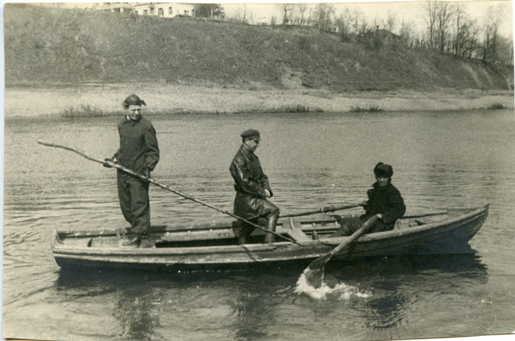 Астров (с шестом)  в В.Ф. Филон (в центре) во время испытаний ПТ-1, 1933 год. 