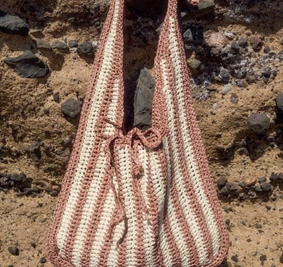 👜Вдохновились летней двуцветной сумкой… и сразу собрали под неё пряжу