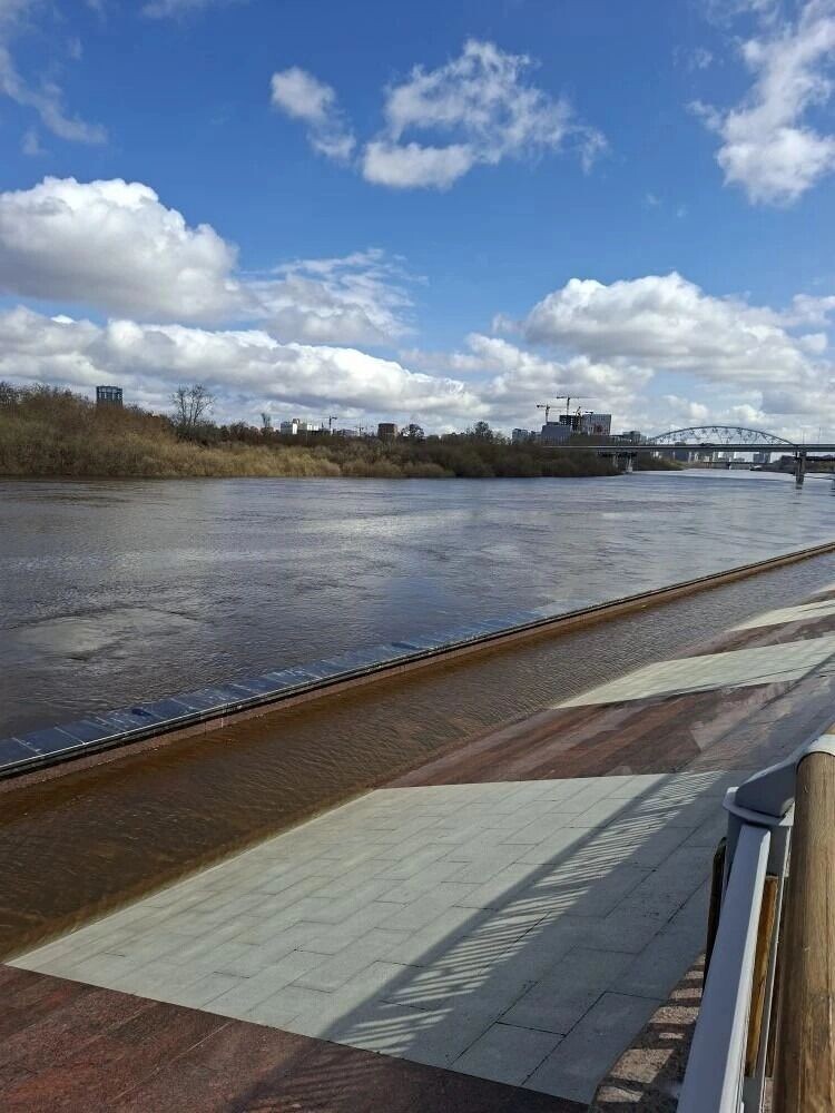    Первый уровень набережной в Тюмени оказался под водой после подъема Туры   nashgorod.ru