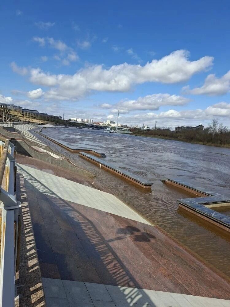    Первый уровень набережной в Тюмени оказался под водой после подъема Туры   nashgorod.ru