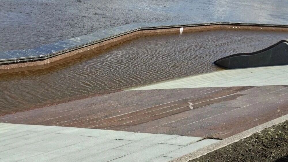    Первый уровень набережной в Тюмени оказался под водой после подъема Туры   nashgorod.ru