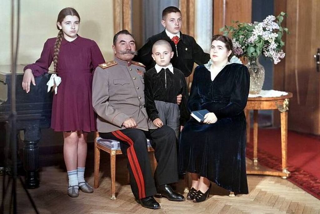 Анастасия рядом со знаменитым дедом 