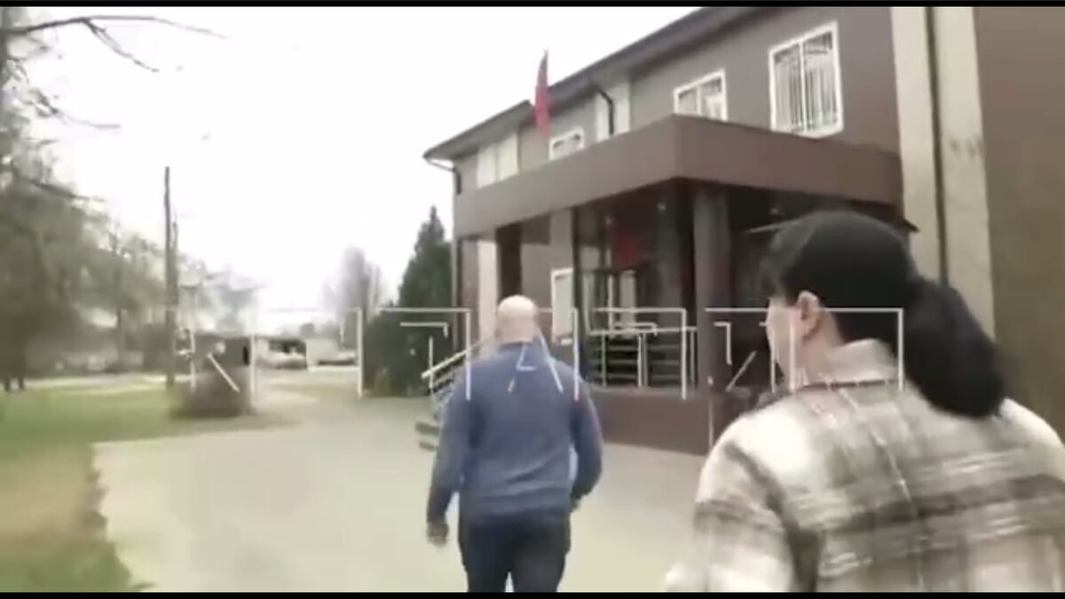 Журналисты встретили экс-депутата у здания суда, но разговаривать с ними он отказался. Скрин видео издания "Кстати".