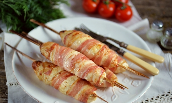 Куриное «эскимо» в беконе: сочные кебабы, которые тают во рту