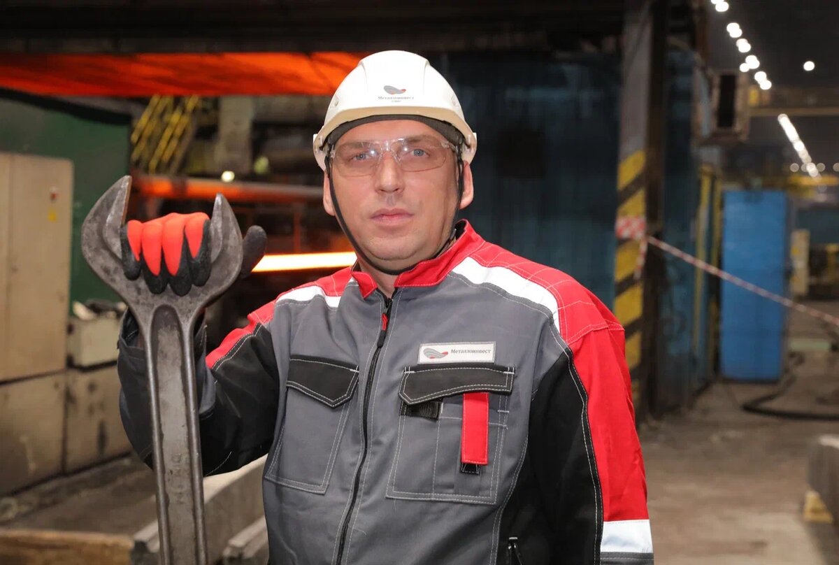 Юрий Полегаев часто использует в работе и такой разводной ключ весом до семи килограммов. Фото Валерия Воронова / «Медиацентр»