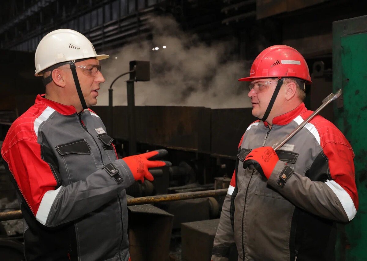 Мастер участка водоснабжения и канализации СПЦ №1 Юрий Полегаев и слесарь-ремонтник-сварщик Сергей Абакумов. Фото Валерия Воронова / «Медиацентр»