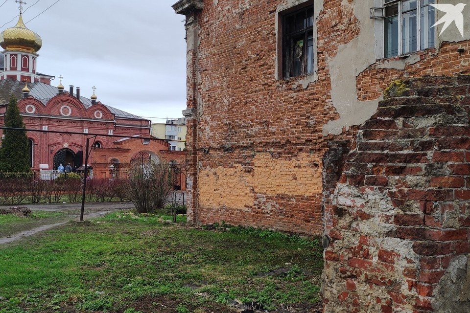    Вид с улицы Фурманова на Казанский женский монастырь в Рязани.