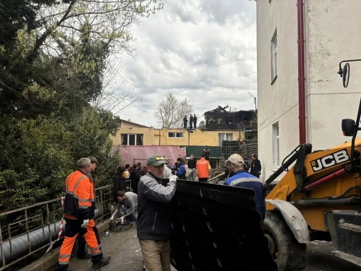 В разборе завалов в Туапсе принимали участие волонтеры. // Фото: оперативный штаб Краснодарского края