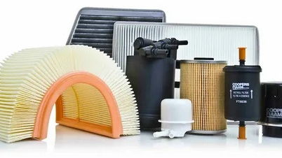 Вы можете не видеть их.
Вы можете про них забыть.
Но именно фильтры решают — будет ваша машина ехать нормально или начнёт «умирать» раньше времени.

Разбираемся без лишней теории 👇

🔧 Какие фильтры есть в авто и зачем они нужны?

1. Масляный фильтр
👉 Очищает масло от грязи и нагара
❗ Забился = двигатель работает «на износ»

2. Воздушный фильтр
👉 Отвечает за чистый воздух для двигателя
❗ Грязный = потеря мощности + ↑ расход топлива

3. Салонный фильтр
👉 Чистый воздух в салоне
❗ Не меняете = дышите пылью, аллергенами и бактериями

4. Топливный фильтр
👉 Защищает систему от грязного топлива
❗ Засор = проблемы с запуском и рывки при езде

⏱ Когда менять? (в среднем)
— масляный → при каждой замене масла
— воздушный → каждые 10–15 тыс. км
— салонный → каждые 8–12 тыс. км
— топливный → 20–40 тыс. км

⚠ Но! В пробках, пыли и городе — менять лучше чаще

💥 Главный миф:
«Фильтры можно менять потом»

👉 Итог «потом»:
— перегрузка двигателя
— ухудшение работы авто
— дорогой ремонт

👇 Признавайтесь: когда вы последний раз меняли фильтры?

🔧 Не уверены в состоянии?
Приезжайте в наш автосервис — проверим все фильтры, заменим при необходимости и поможем вашему авто работать как надо

😎Ваш надежный автосервис заботится о вас и вашем автомобиле!
НЕ ОТКЛАДЫВАЙТЕ ВАШИ ПРОБЛЕМЫ НА ПОТОМ!
ЗАПИСЫВАЙТЕСЬ УЖЕ СЕГОДНЯ!
Мы находимся по адресу: г. Полоцк, ул. Гагарина,83
г. Полоцк, ул. Дзержинского,103
📲+375 (29) 744-54-86 АЛЕСЯ
📲+375 (33) 694-70-50 АЛЕСЯ

#автомифы #фильтры #автосервис #ремонтавто #авто #машина #автосоветы #автолюбитель #двигатель #ремонтстартер #ремонтгенератор #автомобиль #автосервис #автовладелец #автоэлектрик #диагностикаавто #ремонтавто #автосервис #ошибкиавто #аккумулятор #проводка #checkengine #вкпост #ремонттормозов #ремонтстартераполоцк #ремонтгенератораполоцк #компьютернаядиагностика #ремонткондиционераавтополоцк #КузовнойРемонт #ремонтдвигателяполоцк #заменаремнягрмполоцк #химчисткасалонаполоцк #сервисавтомобиля#кузовнойремонт #авария #зимнийпериод 