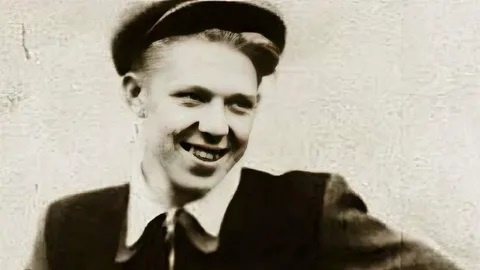    Юные годы будущего артиста пришлись на предвоенное время.