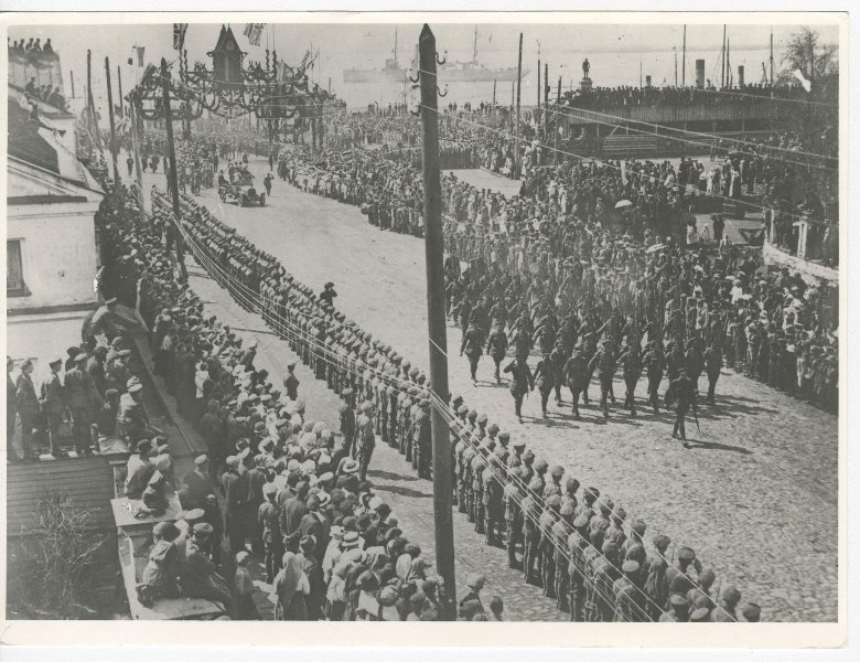 Прибытие английских войск в Архангельск (май или июнь 1919 г.). Фото с сайта "История России в фотографиях"
