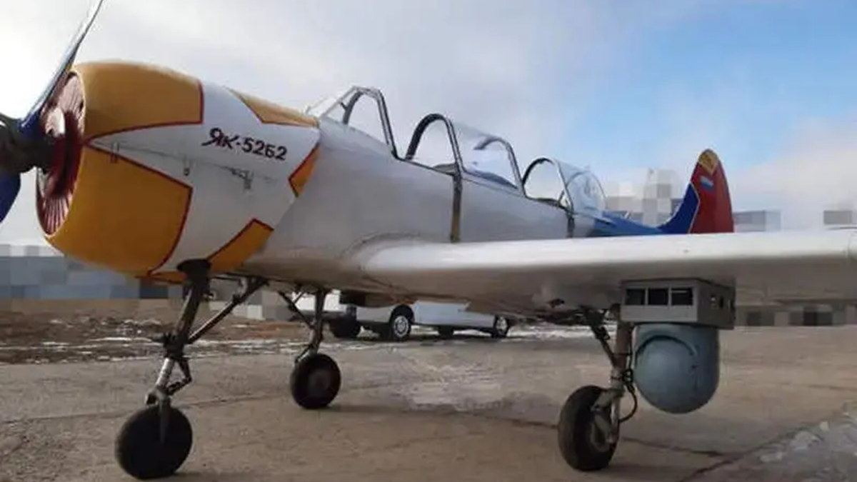 На фотографии: лёгкий штурмовик Як-52Б2, созданный на базе советского винтового легкомоторного учебно-тренировочного самолёта (УТС) Як-52. Источник фото: https://topwar.ru/uploads/posts/2025-05/ec0cf0ac5c_jak-52b2.webp