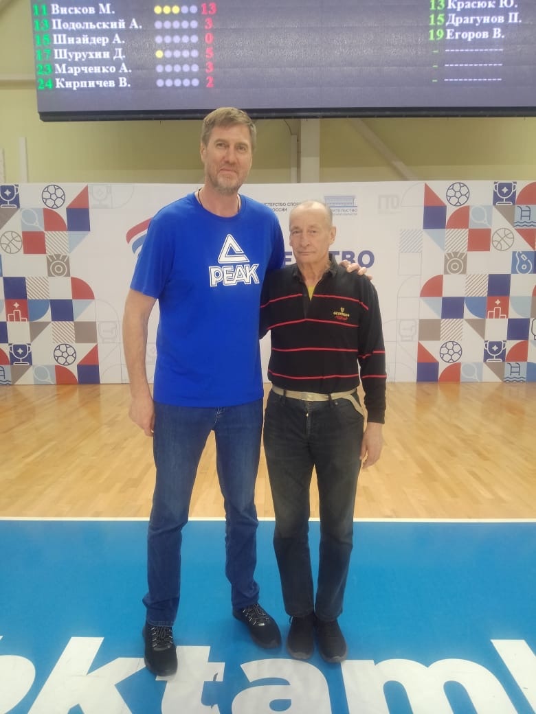 На фото: автор рассказов Игорь Денисов, рекордсмен Мира по 3-х очковым броскам в баскетболе с Алексеем Саврасенко, чемпионом Европы по баскету в составе сборной РФ