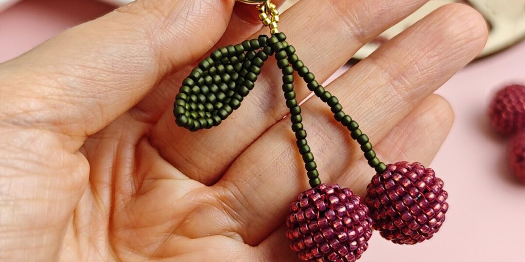 Серьги-вишни из бисера. Как оплести бусину бисером. Пошаговый мастер-класс