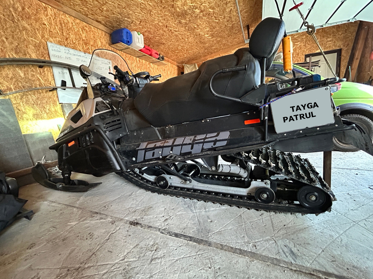 Поднятая с помощью лебедки задняя часть снегохода