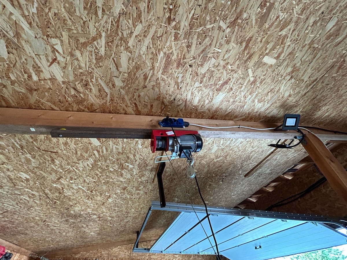 Электрическая лебедка, закреплена на потолке