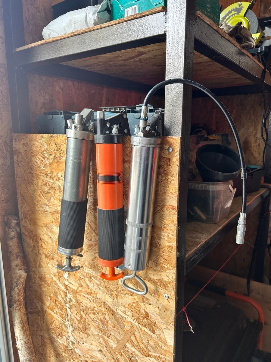 Коллекция шприцев и пистолетов для туб со смазкой