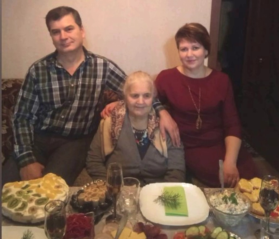 Одно из последних фото мамы. Рядом брат и невестка. Мы приехали. Мама дождались дорогих гостей.