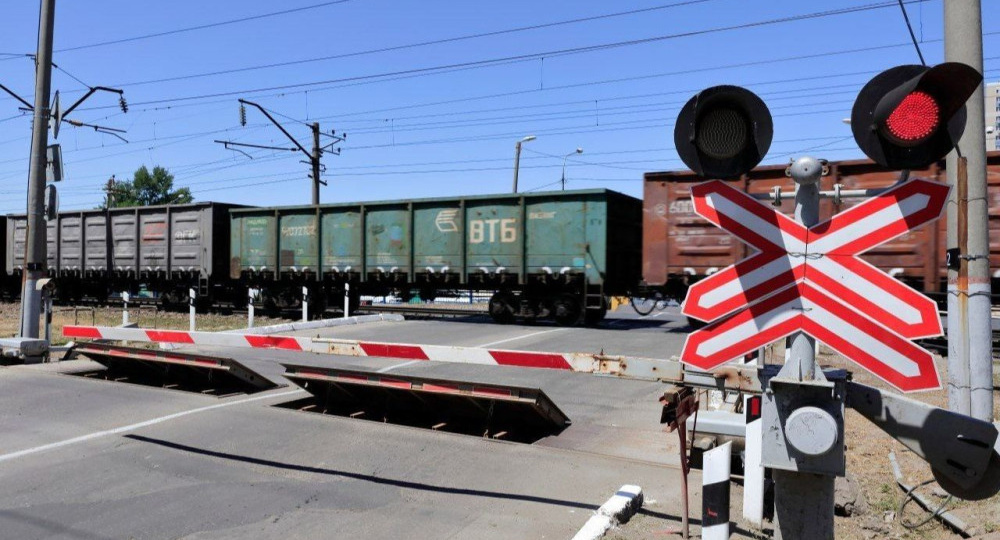 Поезд «Ласточка» столкнулся с автомобилем на переезде в Ростовской области