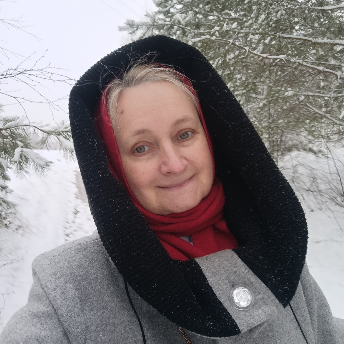 Иду из церкви через зимний лес в апреле