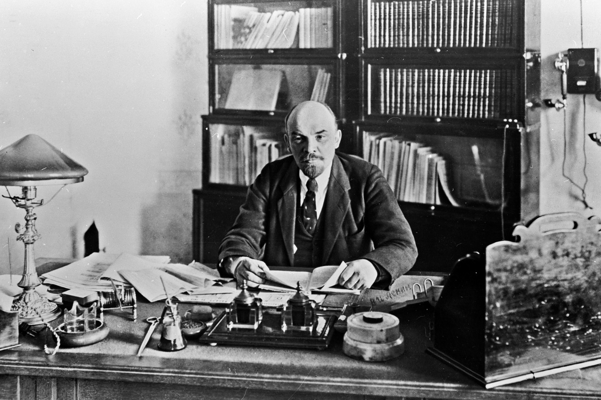    В. И. Ленин в своем кабинете в Кремле. 1918 год. /Петр Оцуп / РИА Новости