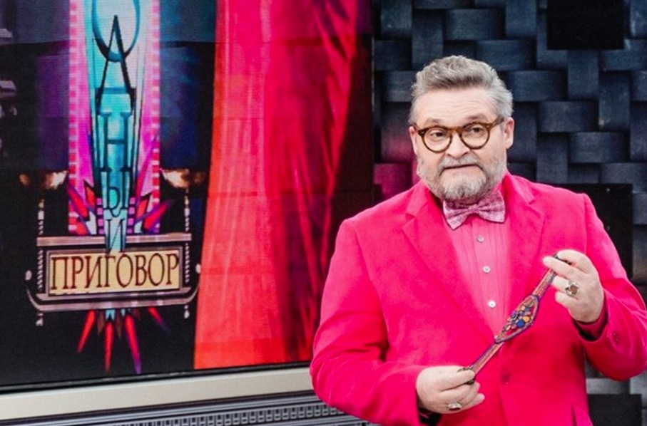 Телеведущий Александр Васильев на шоу «Модный приговор»