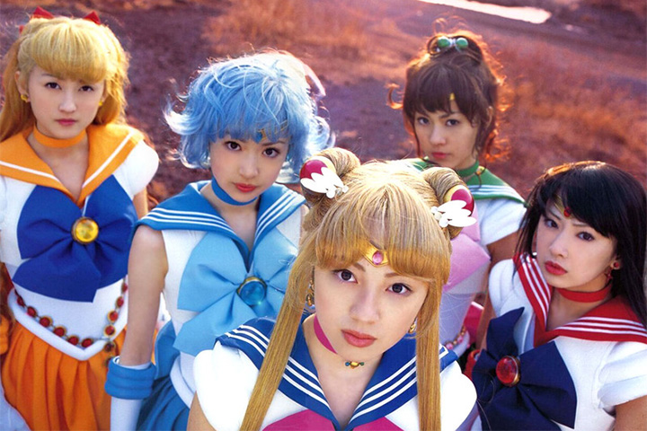 Прекрасная воительница Сейлормун. Сериал в стиле лайв-экшн. Япония, 2003-2004 год. Слева направо: Сейлорвенера, Сейлормеркури, Сейлорюпитер, Сейлормарс, впереди Сейлормун