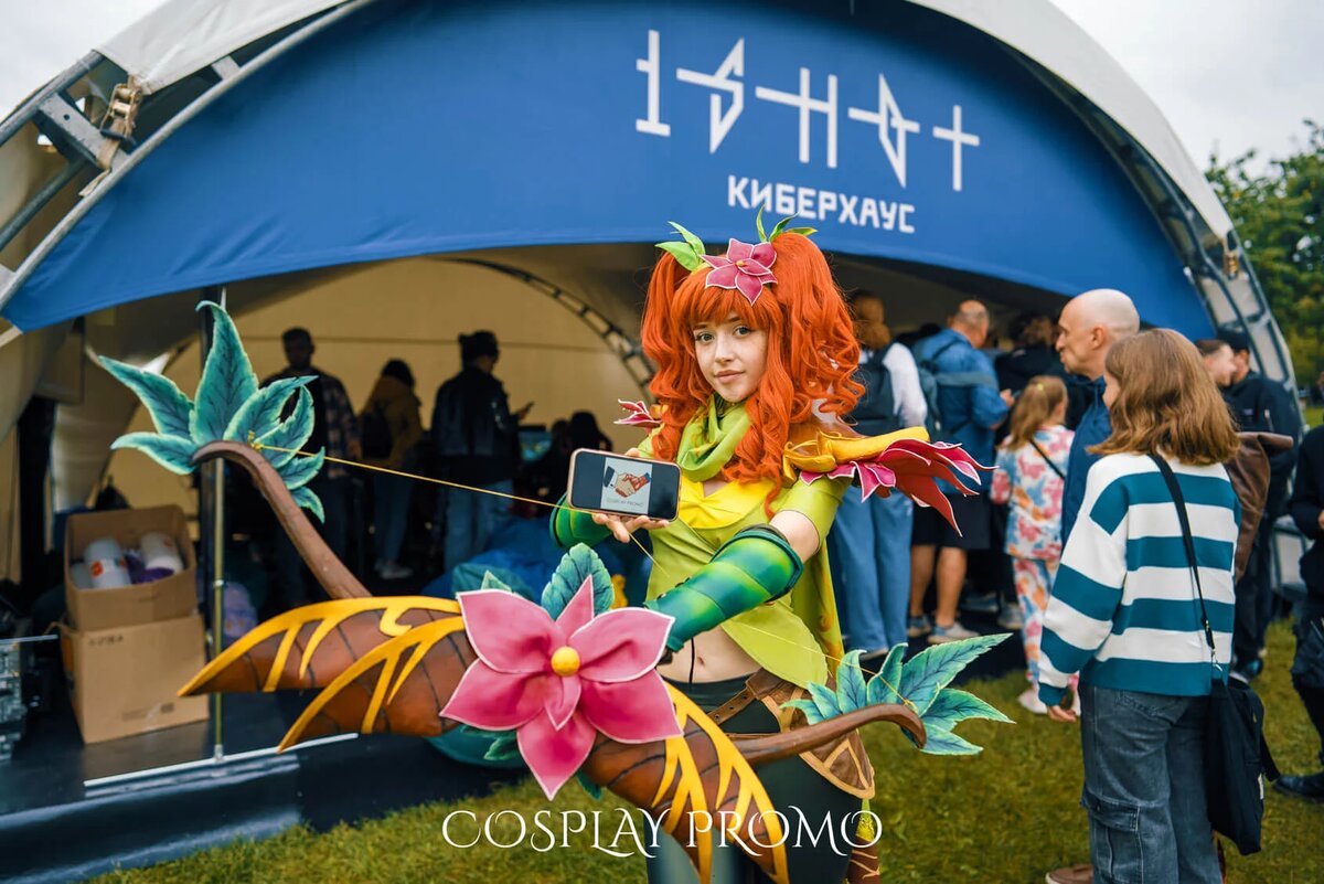 Косплееры от компании Cosplaypromo.ru на стенде 1shot