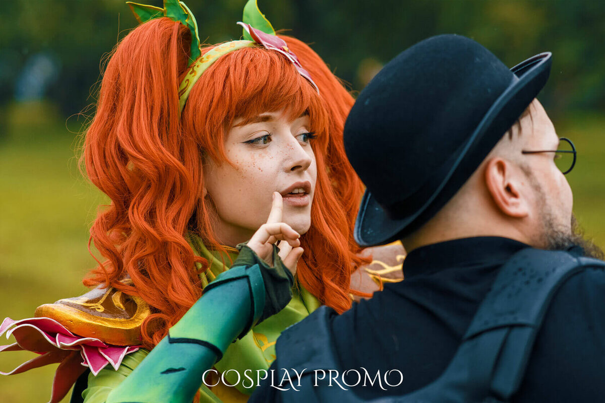 Люди фотографируются с косплеером