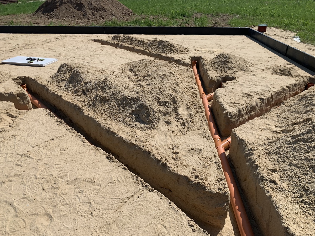 Укладка трубы НПВХ диаметр 110  SH4 в песчанную подуску под бетонное основание. 