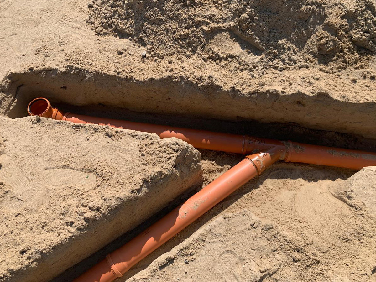 Монтаж канализации с трубами НПВХ Хемкор диаметр 110  SH4 в песчанную подуiку под бетонное основание.