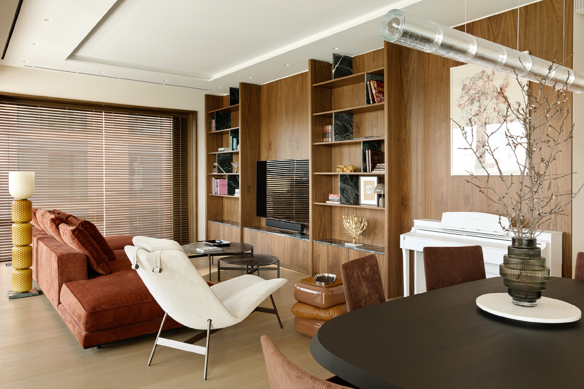 Акцентная стена из шпона американского ореха