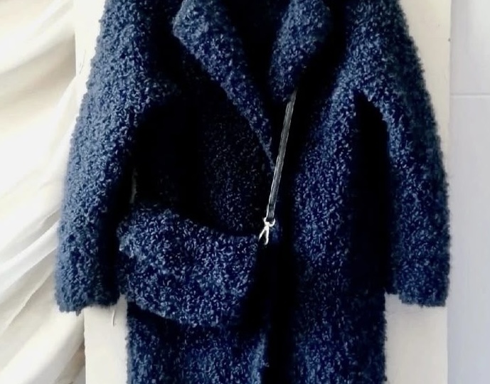 Прелесть вязаных вещей из буклированной пряжи — в их уютной несовершенности и невероятной фактуре.