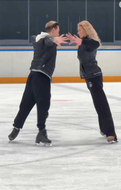 Даже благодаря одному этому кадру хочется видеть их вместе на льду