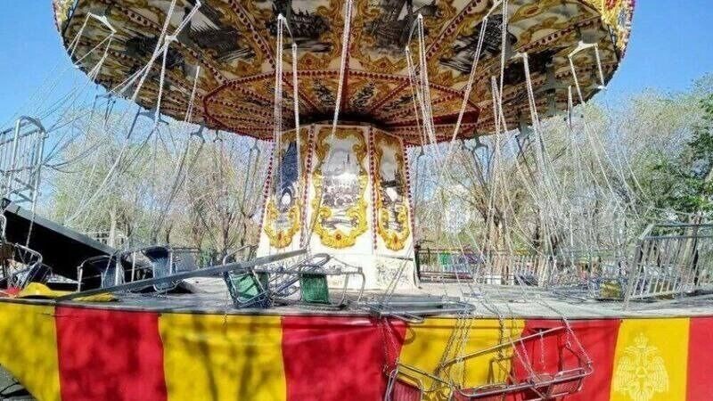    Упавшая карусель с оренбуржцами   МЧС России по Оренбургской области