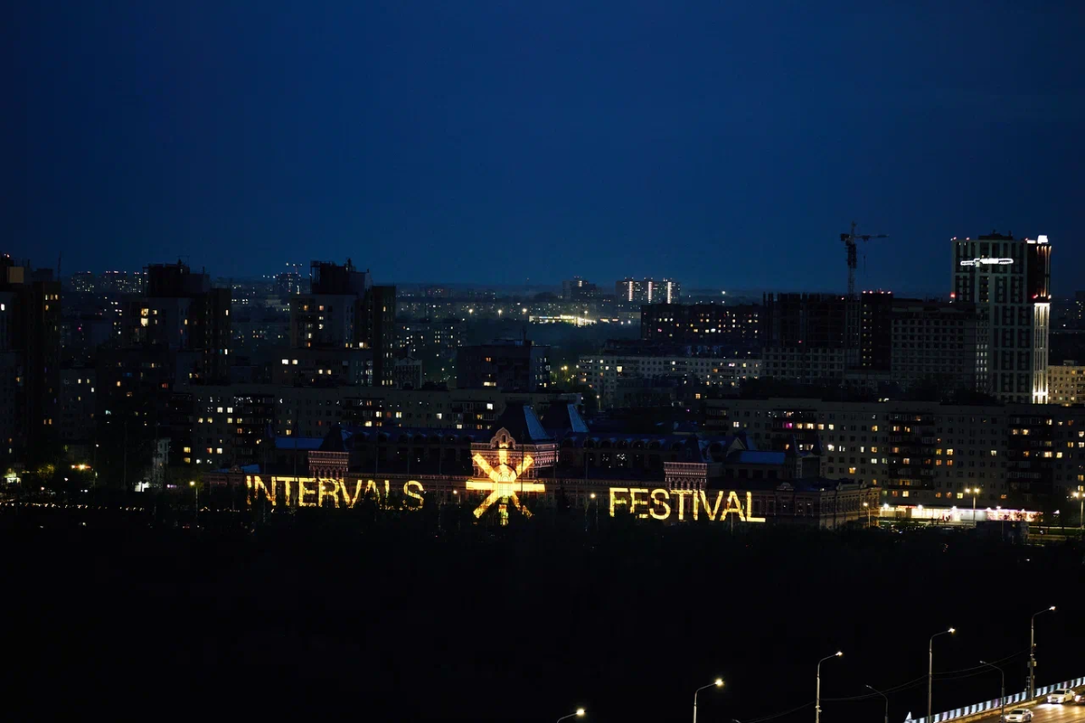 Световая инсталляция INTERVALS в 2025 году на фасаде Главного ярмарочного дома