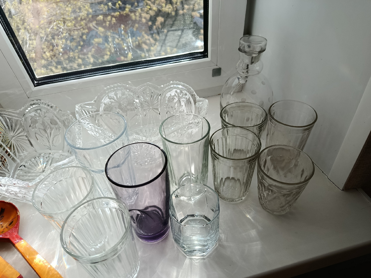 Стаканы современные и СССР, стакан Макдональдс (почти что уже и раритет))) вазы хрустальные. Графинчик в горошек из 60-х, вроде бы как.