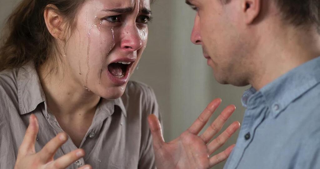 Ты серьезно решил что подарки от моих родителей на свадьбу это первый взнос на квартиру твоей матери.