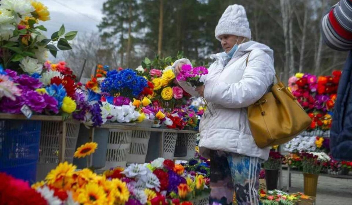     Женщина покупает искусственные цветы. Источник: omsk.kp.ru Автор фото: Алексей Булатов