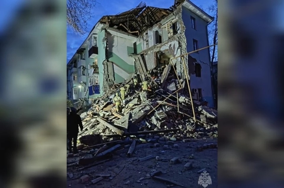    В результате атаки БПЛА обрушился подъезд многоквартирного дома. ГУ МЧС России по Самарской области